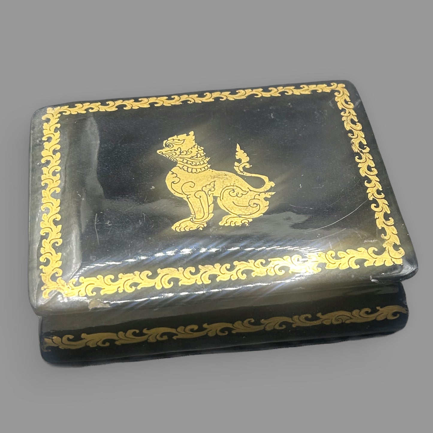 Vintage Thai Black Lacquer Trinket Box — Gold Leaf Foo Dog Motif — detail view