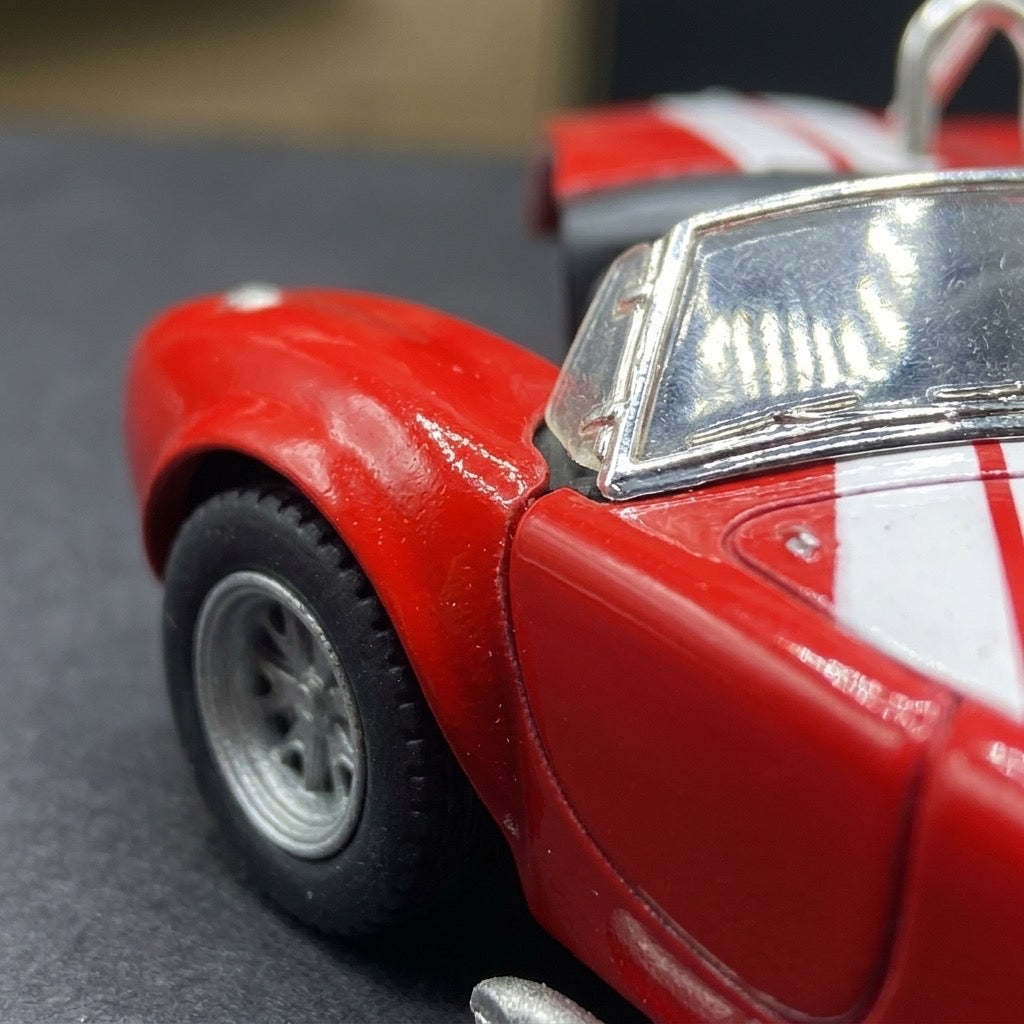 Maisto 1:24 Shelby Cobra 427 S/C Diecast — Red with White Stripes, Opening Hood — detail view