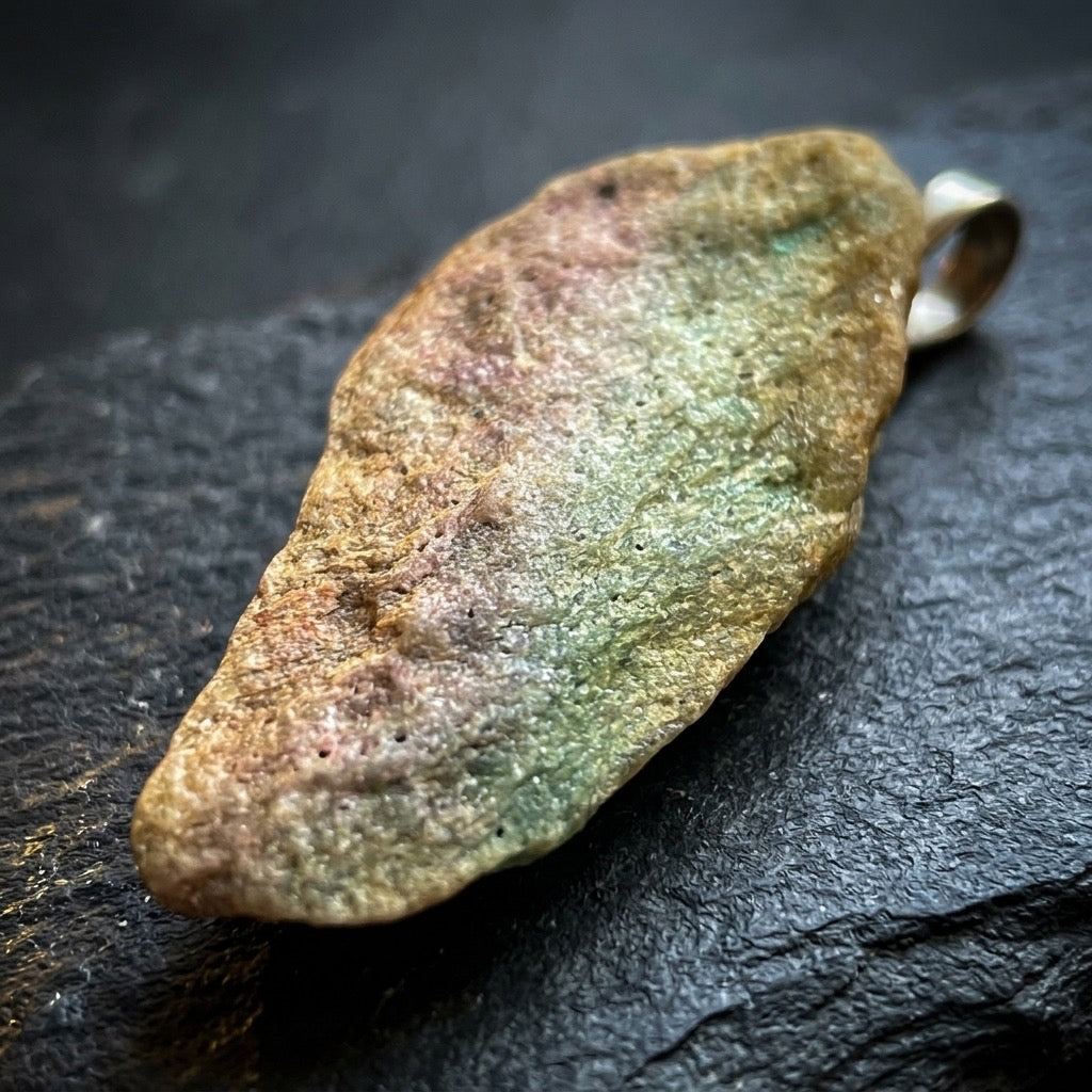 Atlantisite Polished Specimen — Serpentine & Stichtite, Green & Violet, 8g — detail view