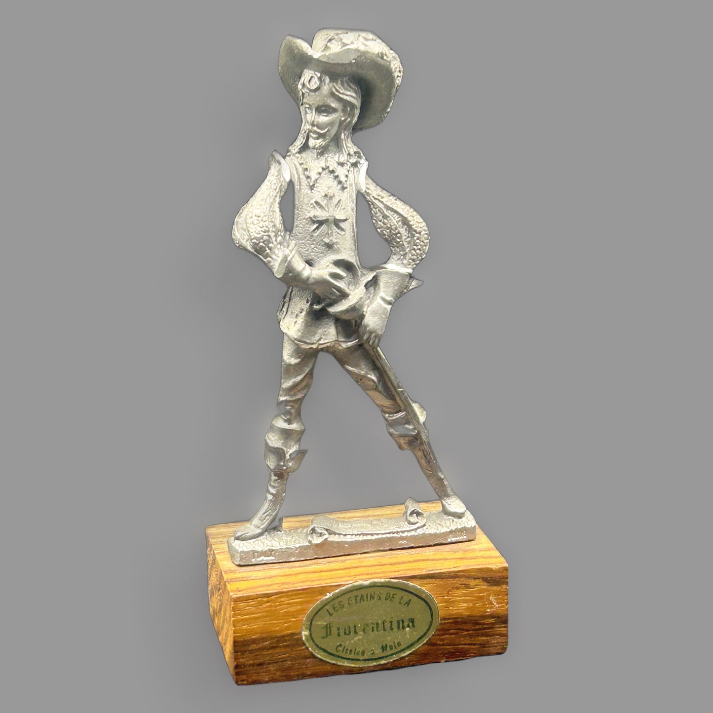 Les Étains de la Fiorentina Pewter Musketeer Figurine — Cavalier on Wood Base — detail view