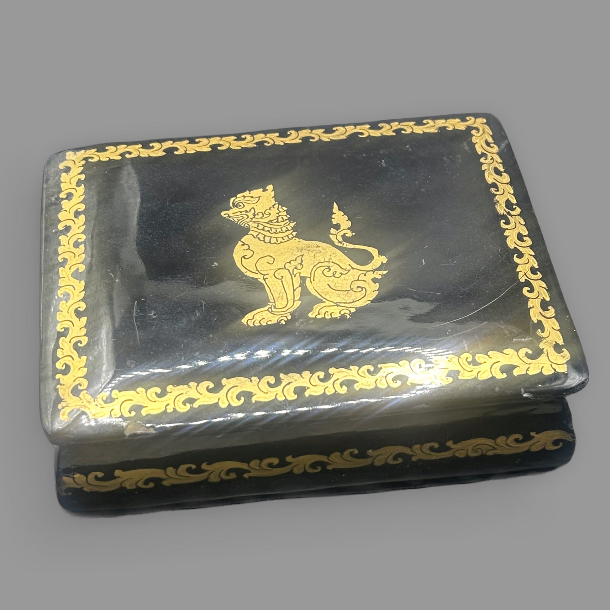 Vintage Thai Black Lacquer Trinket Box — Gold Leaf Foo Dog Motif — detail view